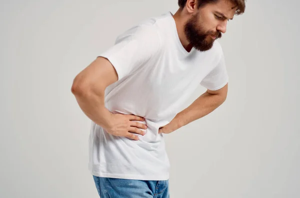 Homem vestindo t-shirt branca dor abdominal diarreia problemas de saúde medicina — Fotografia de Stock