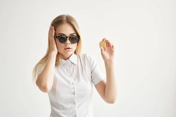 Zakenvrouw zonnebril Bitcoin cryptogeld in handen geïsoleerde achtergrond — Stockfoto