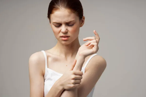 Mujer reumatismo brazo dolor salud problemas aislados fondo — Foto de Stock