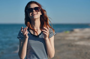 Güzel bir kadın açık havada temiz hava manzara seyahat güneşi