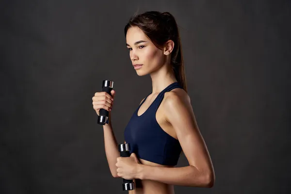 Όμορφη γυναίκα μυών προπόνηση λεπτή φιγούρα γυμναστήριο άσκηση σκούρο φόντο — Φωτογραφία Αρχείου