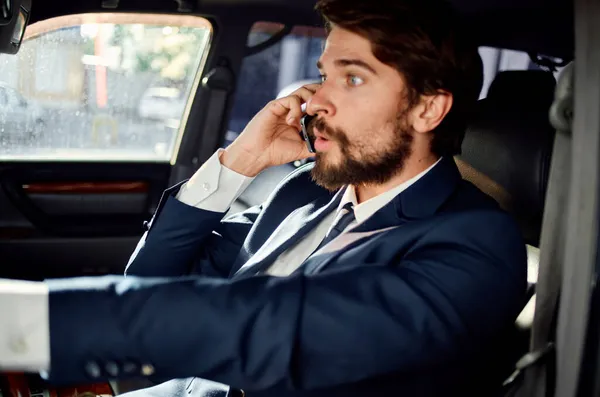 Emotionell man i kostym i en bil en resa till jobbet framgång service rik — Stockfoto
