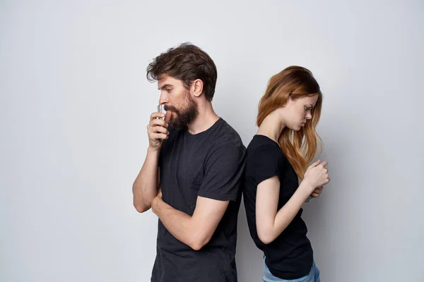 Man och kvinna med en telefon i handen känslor ljus bakgrund — Stockfoto