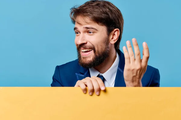 Man met baard geel billboard reclame kopieerruimte Studio — Stockfoto