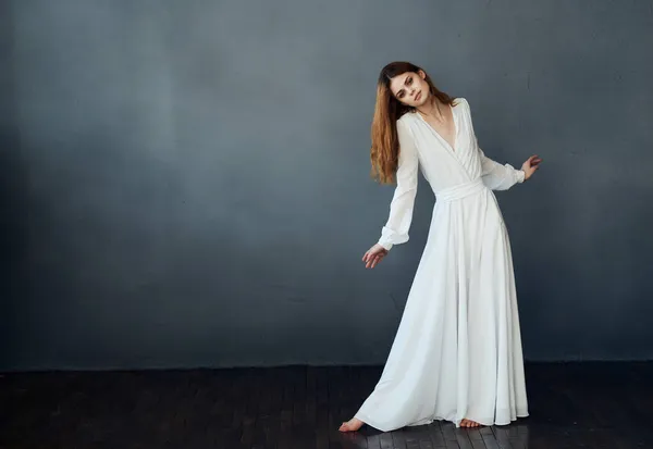 Жінка в білій сукні танець позує виступ гламур — стокове фото