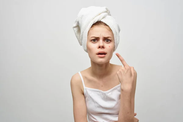 Vrouw met een handdoek op mijn hoofd hygiëne behandeling — Stockfoto