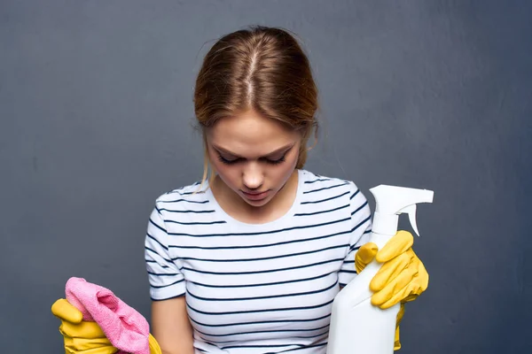 Huisvrouw schoonmaken van het appartement licht achtergrond — Stockfoto