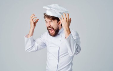 Sakallı adam üniforması meslek mutfağı izole edilmiş.