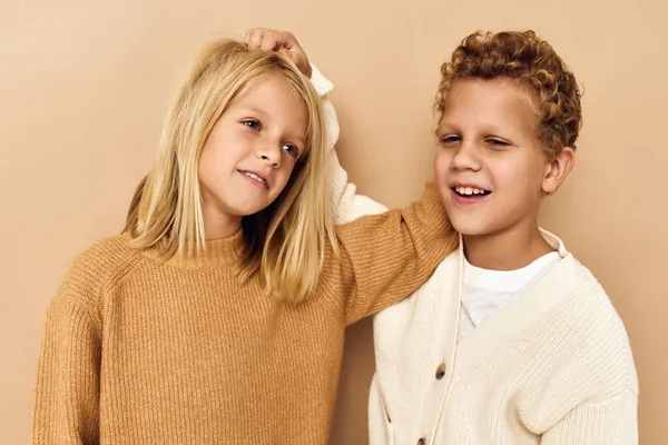 Lindo elegante niños abrazo juegos sonrisa amistad aislado fondo —  Fotos de Stock