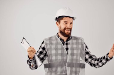 Beyaz kasklı bir projede mühendis. Profesyonel stüdyo endüstrisi.