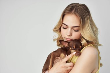 Kadın modaya uygun saç stili arka plan stüdyosu