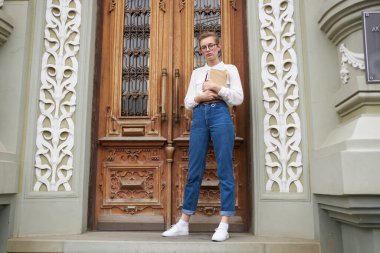 Binanın yakınındaki sokakta kalan öğrenci. Yaşam tarzı.