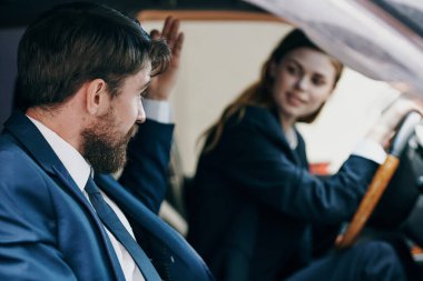 İş adamı ve kadın seyahati ve iletişim ulaşımı