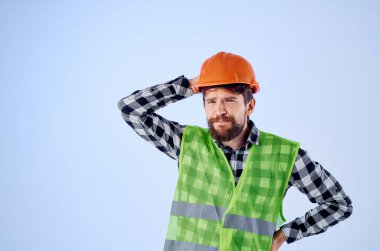 duygusal adam yeşil yelek turuncu kask iş akışı el hareketi mavi arka plan