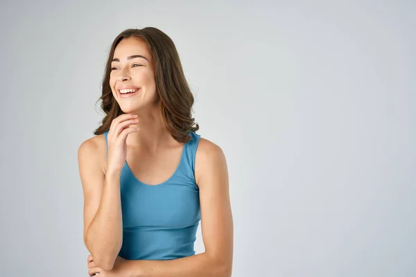 Glad kvinna i blå t-shirt frisyr ljus bakgrund — Stockfoto
