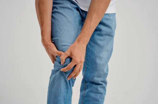 Біль в нозі травма коліна проблеми зі здоров'ям — стокове фото