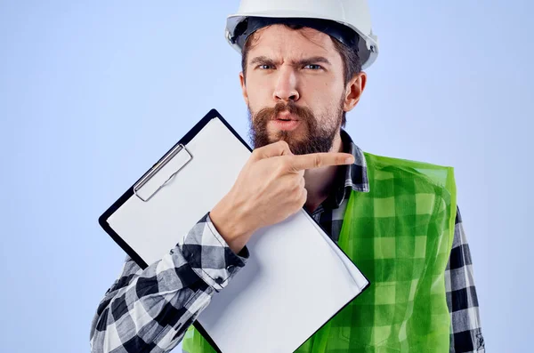 Мужчина строитель с документами и чертежами чертежи студийной индустрии — стоковое фото