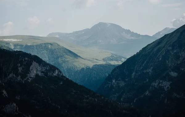 산을 배경으로 한 자연 풍경 자유의 구름 — 스톡 사진