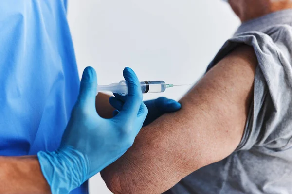 Mâle médecin bras injection vaccin passeport immunité protection — Photo