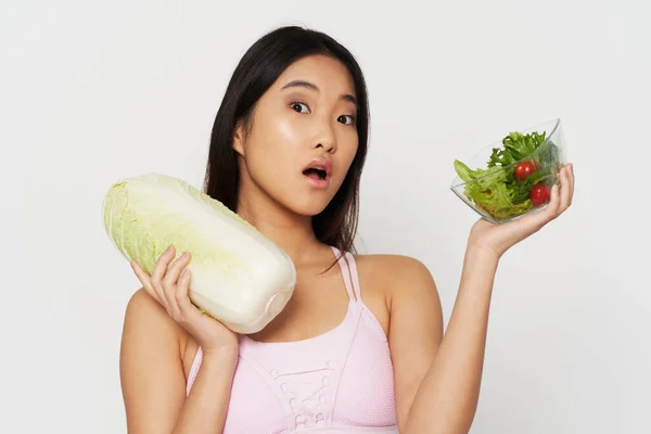 Женщина с капустой и салатом в тарелке диеты тонкие фигурные калории модели — стоковое фото