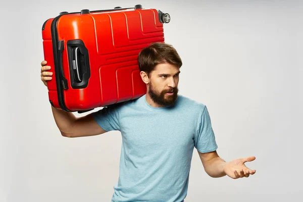 Férfi piros bőrönddel utazási poggyász utas repülőtér — Stock Fotó