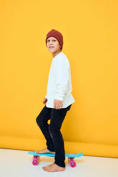 Portret van leuke jongens casual blauw skateboard Childhood lifestyle concept — Stockfoto