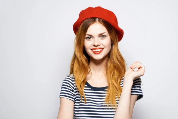 Весела французька жінка в червоному капелюсі позує модний світлий фон — стокове фото