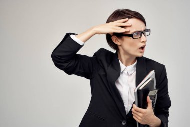 İş kadını sekreteri ofisi yöneticisi özgeçmişi izole etti