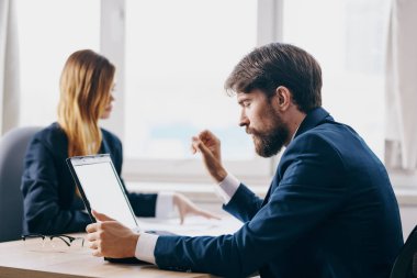 Ofisteki meslektaşlarım dizüstü bilgisayarlı ağ uzmanlarının önünde.