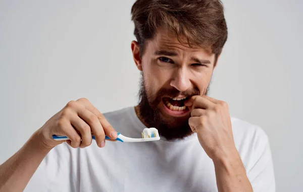 Muž zubní kartáček v hygieně rukou čisté zuby izolované pozadí — Stock fotografie