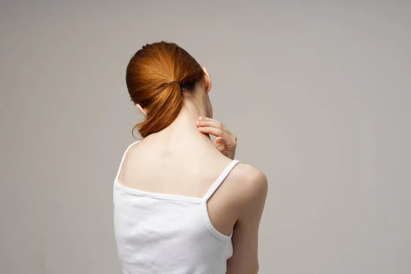 Nő reuma fájdalom a nyak egészségügyi problémák fény háttér — Stock Fotó
