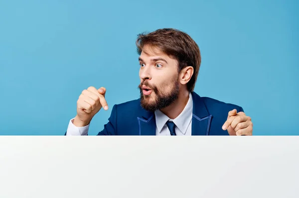 Homem barbudo publicidade branco banner apresentação azul fundo — Fotografia de Stock
