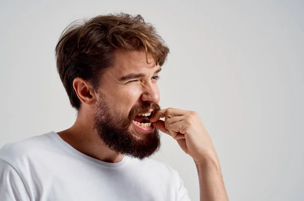 Homem segurando a dor de rosto em dentes isolados fundo — Fotografia de Stock