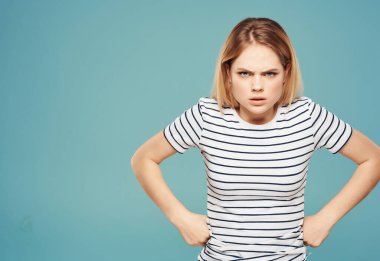 Çizgili tişörtlü kadın duyguları hoşnutsuzluk kızgınlığı