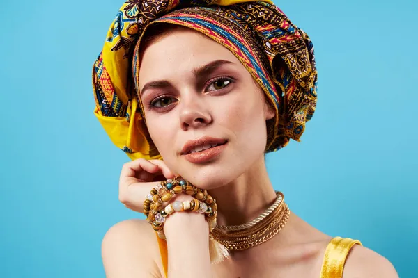 Bella donna multicolore scialle etnicità stile africano decorazioni sfondo blu — Foto Stock