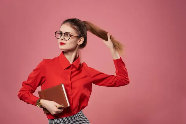 Secretária mulher com óculos documentos trabalho profissional — Fotografia de Stock