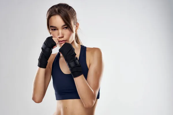 Спортсменка бокс тренування вправи фітнес позує ізольований фон — стокове фото