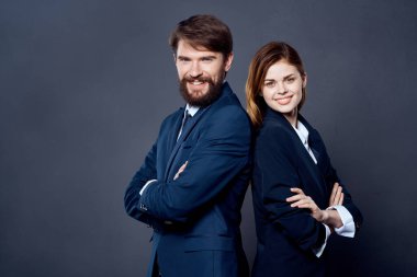 İş adamı ve kadın el ele hareket ediyor. İletişim ekibi.