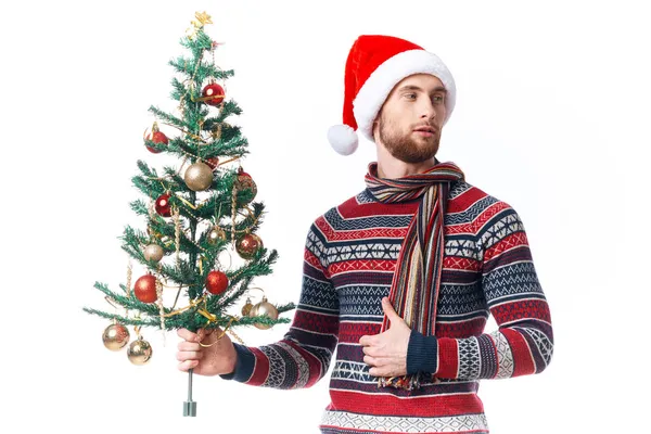 Noel Baba şapkalı yakışıklı bir adam Noel süslemeleri Noel tatili izole edilmiş bir arka plan. — Stok fotoğraf