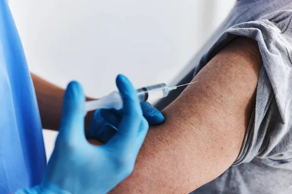 Vaccinationsspruta för manliga läkare immunitetsskydd — Stockfoto