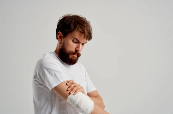 Бородатый человек травмы руки лечение проблем со здоровьем эмоции изолированный фон — стоковое фото