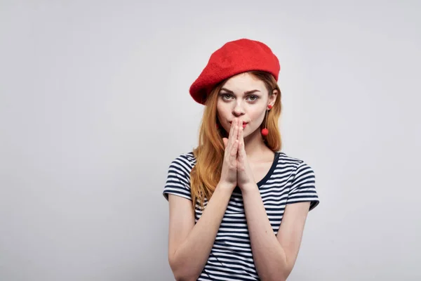 Jolie femme dans un t-shirt rayé rouge à lèvres geste avec ses mains fond isolé — Photo