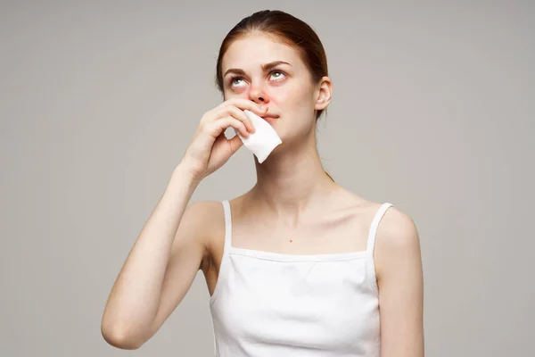Sjuk kvinna influensavirus hälsoproblem närbild — Stockfoto