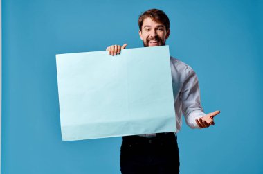 Neşeli adam mavi afiş fotokopi alanı reklam sunumu yakın plan