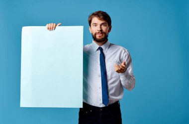 Mavi maket posterli yakışıklı adam imzalı fotokopi alanı izole arkaplan