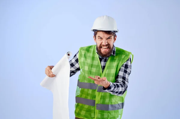 Samec stavitel v bílé přilbě plány Profesionální izolované pozadí — Stock fotografie