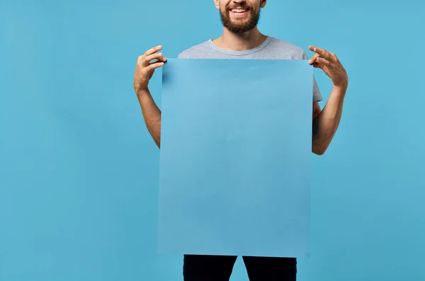 포스터 할인을 들고 있는 잘생긴 남자외진 배경 — 스톡 사진