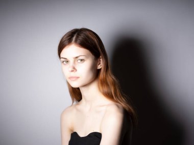 Güzel bir kadın lüks, çıplak omuzlar.