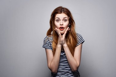 Güzel bir kadın saç stili neşesi. Moda pozu.