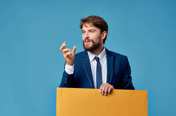 Érzelmi férfi reklám sárga banner bemutató kék háttér — Stock Fotó